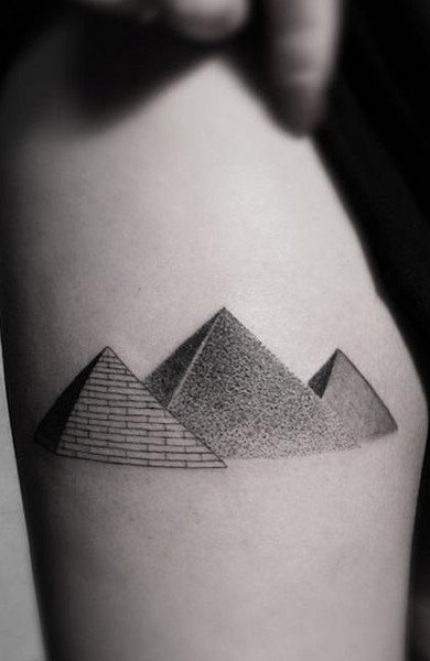 Татуировка пирамида