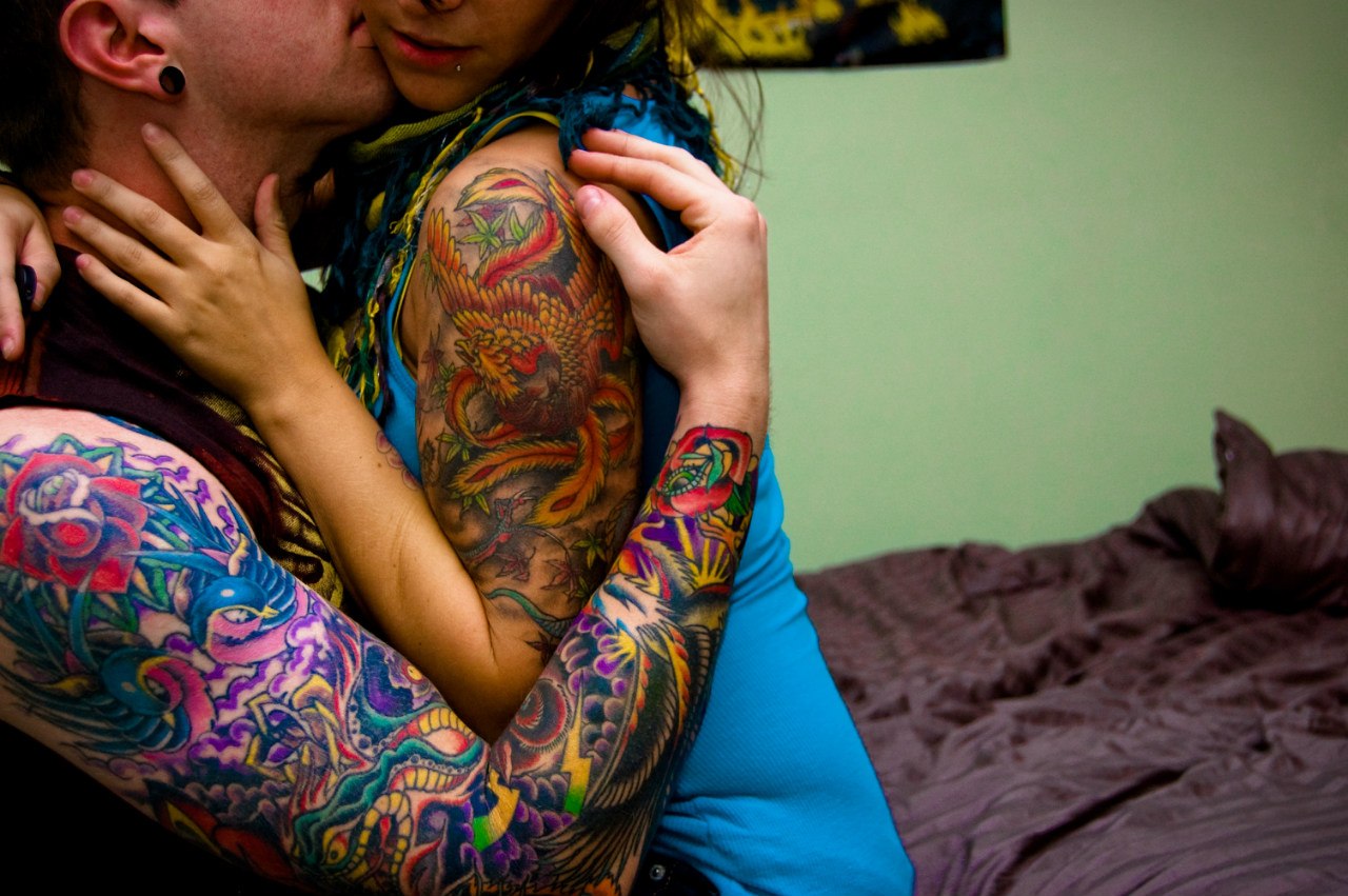 Дико татуированная баба занимается фантастическим сексом с партнером