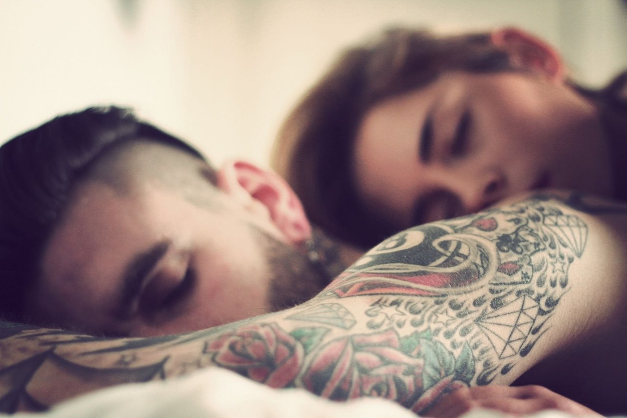 Русская модель выложила в сеть домашнее секс-видео с татуированным музыкантом