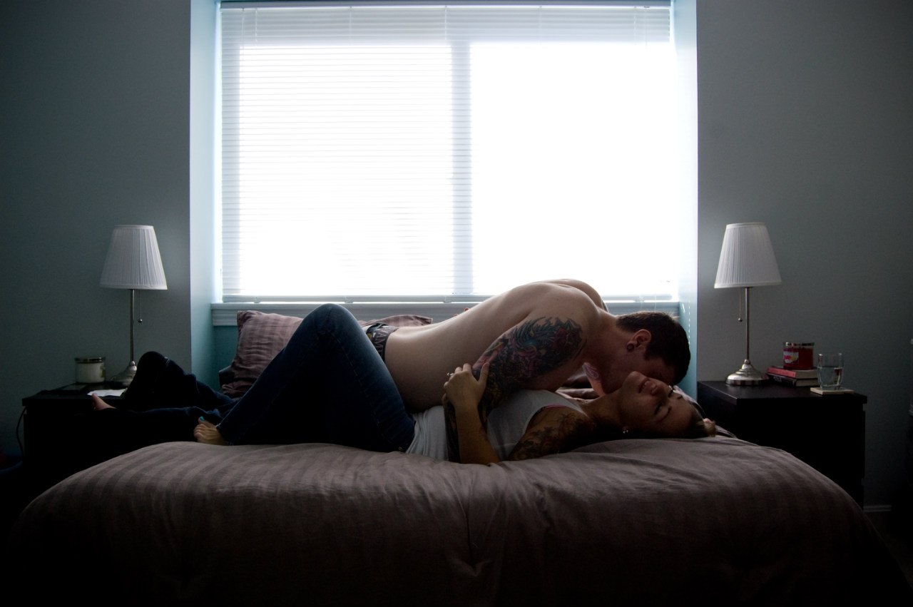 На диване татуированная пара увлеклась домашним сексом под обзором скрытой камеры снимающей в удачном ракурсе