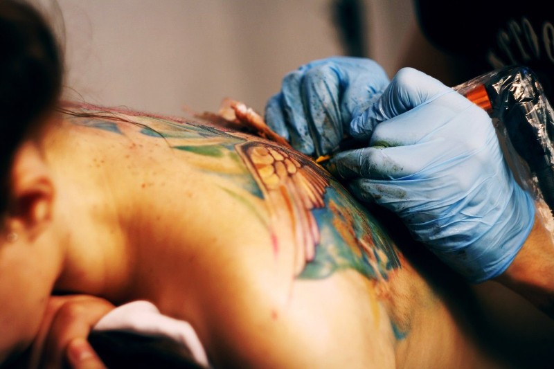 Мастера татуировки за работой