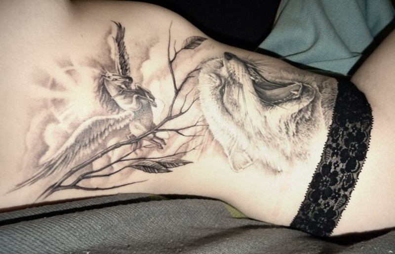 Татуировка с изображением пегаса и лисы от Александра Косача на боку Нины Винокуровой
