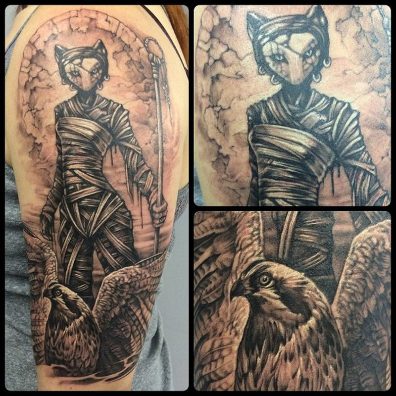 Татуировка на левом плече Нины