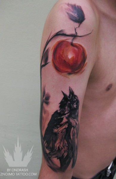 Татуировка яблоко и ворона