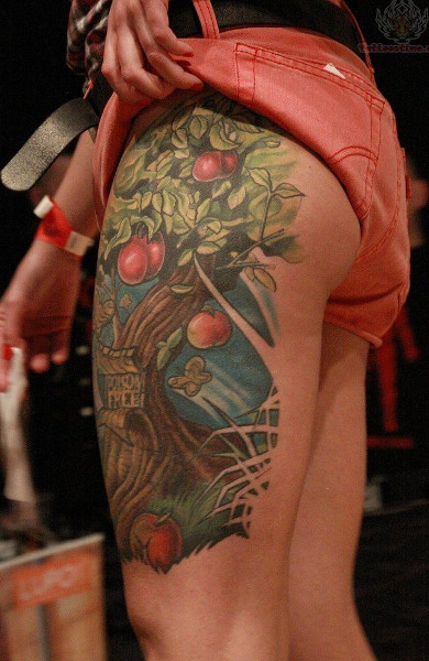 Татуировка яблоня на бедре