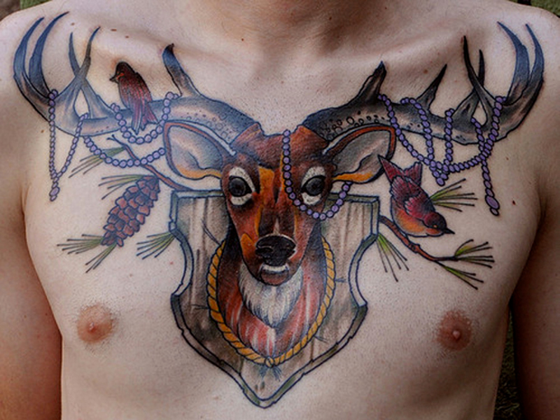 Татуировка оленьи рога на мужской груди