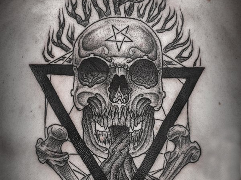 Пример использования нескольких символов в одной татуировке: череп с костями, треугольник, дерево и звезда.