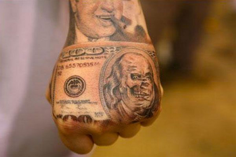 Татуировка деньги на кисти