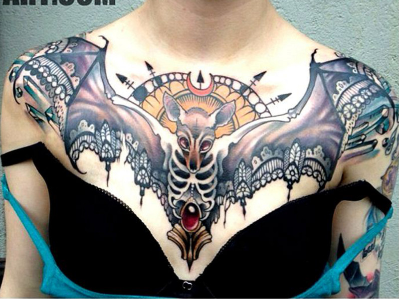 Мужские и женские татуировки на груди грудной клетке