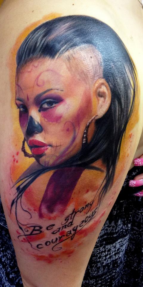 Татуировка с изображением лица девушки.