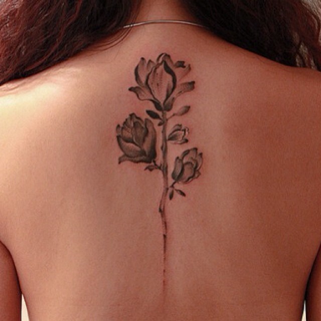 Татуировка цветы.