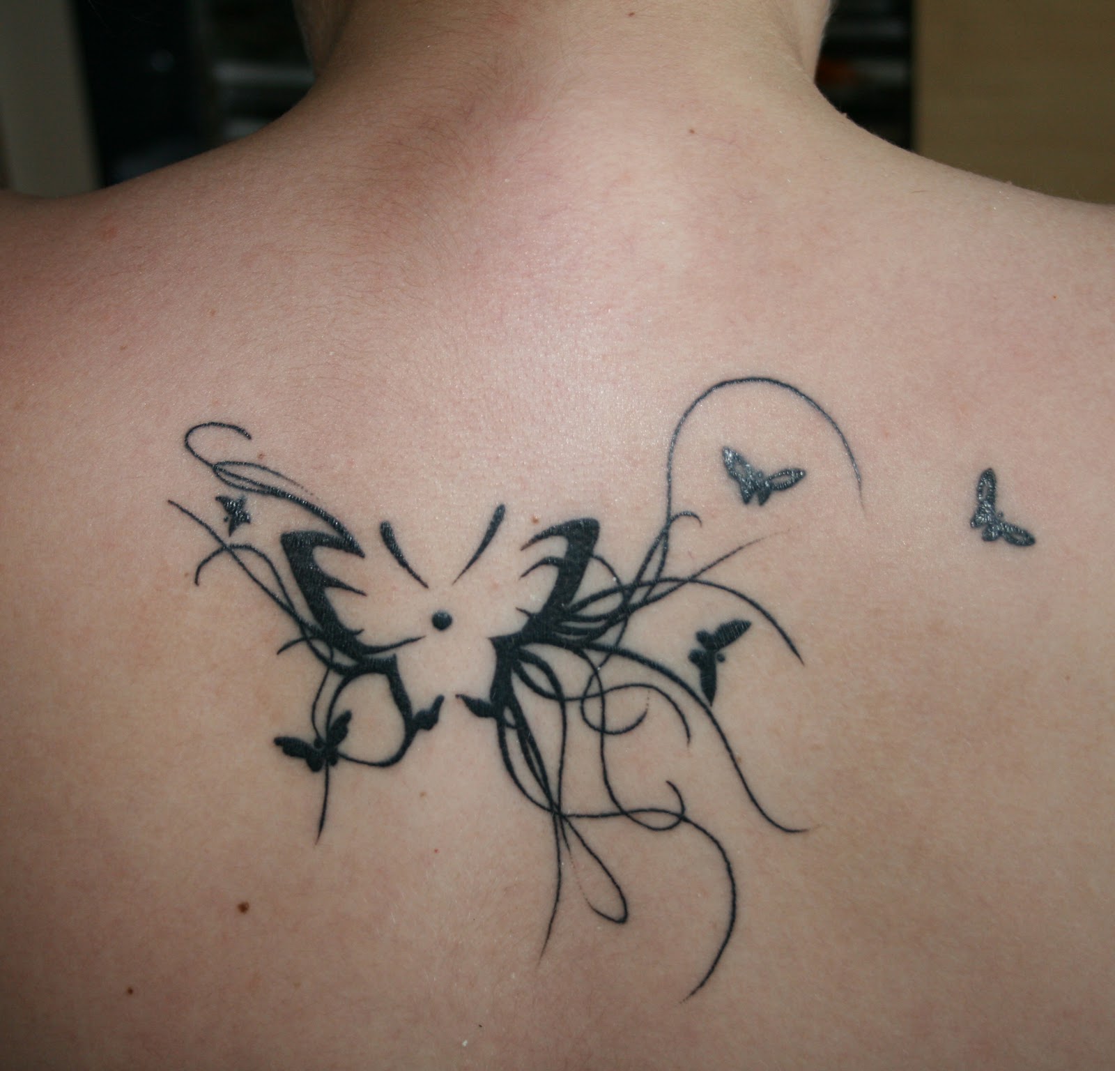 Татуировки для девушек маленькие бабочки на спине