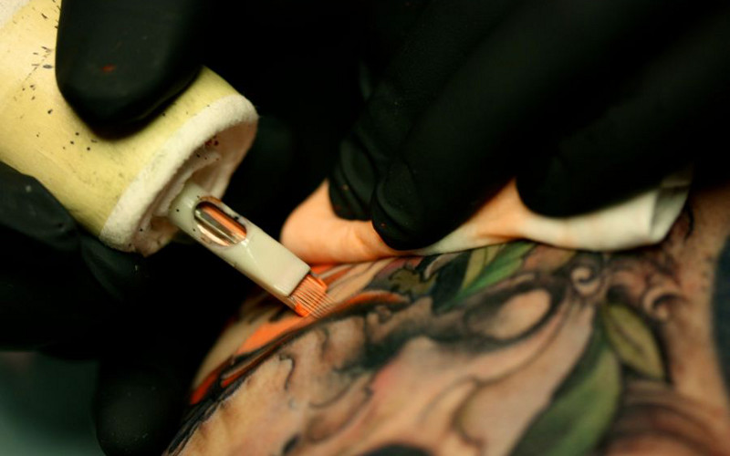 Что происходит с кожей во время нанесения татуировки?