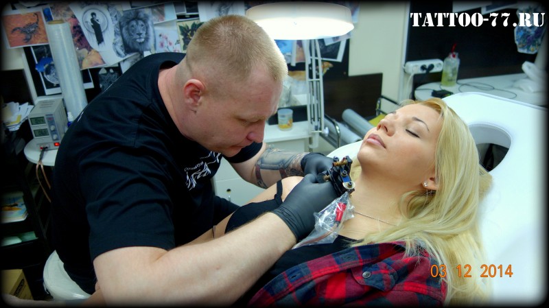 Мастер татуировки Алексей за работой