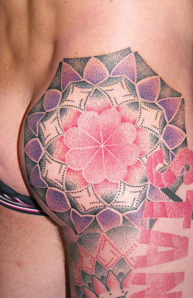 Затяжение татуировки на ягодице у мужчин