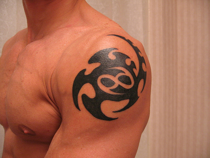 Татуировка знак зодиака Рак на мужском плече