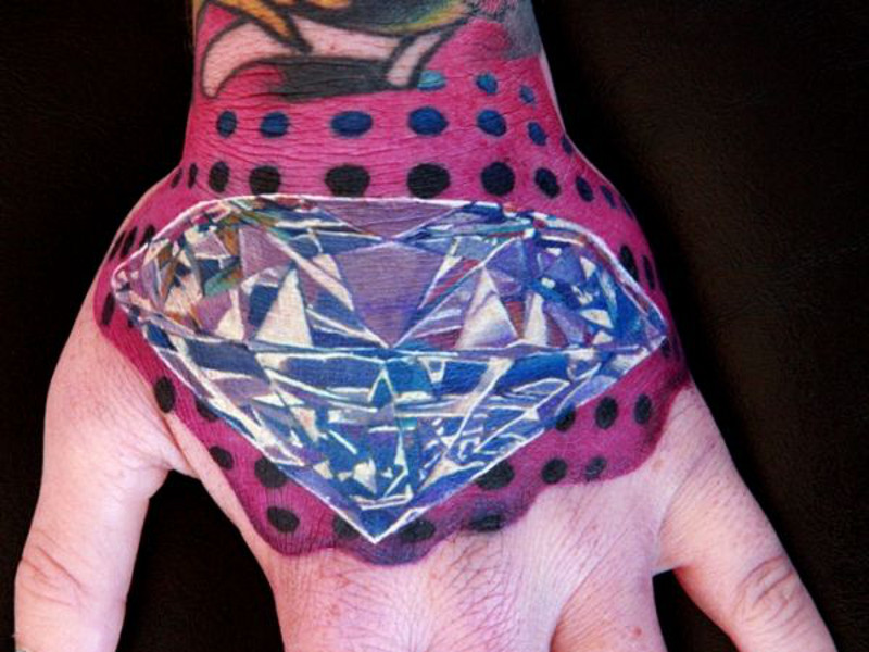 Татуировка бриллиант на кисти