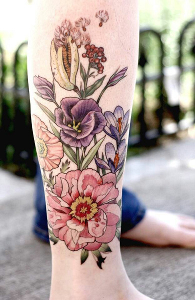Татуировка цветы на ноге