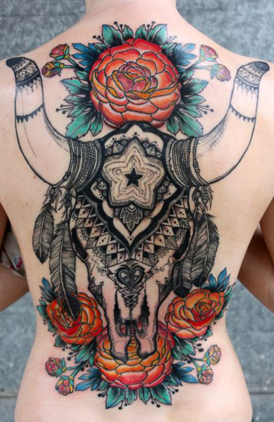 Эскиз татуировки рога на спине