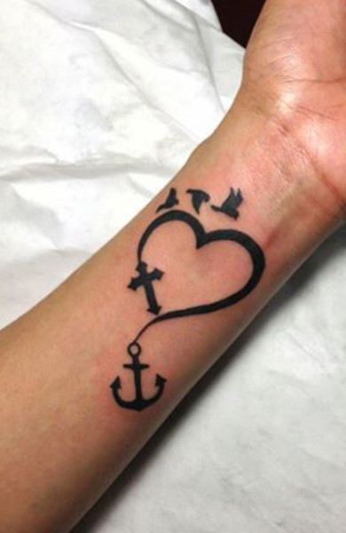 Татуировка любовь: сердце и якорь