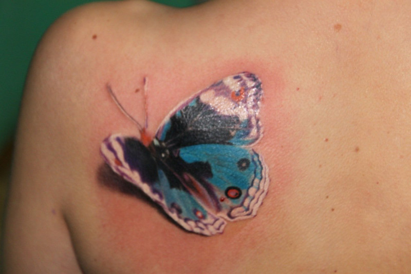 Татуировка бабочка на лопатке
