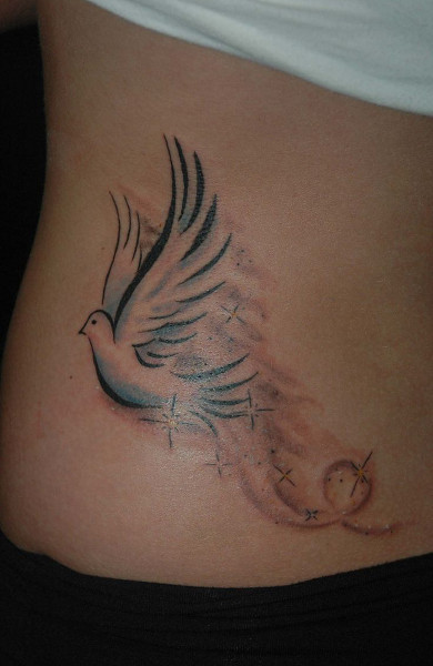 Цветная татуировка с изображением голубя