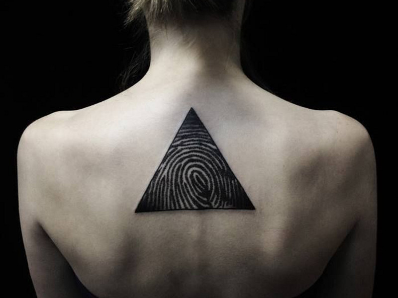 Татуировка треугольник на спине