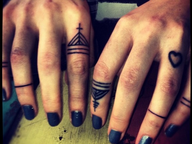 Татуировки на пальцах рук