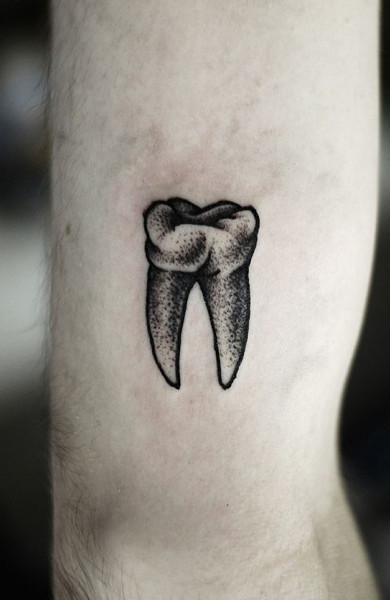 Татуировка зуб